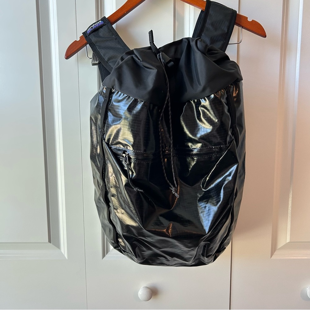 🏕️ Patagonia Ultralight Black Hole® Cinch‎ Pack – Black Glossy